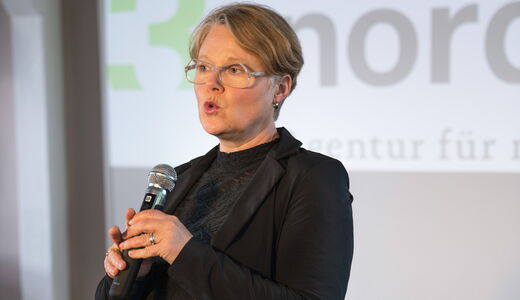 Dr. Astrid Gulba bei einer Keynote vor Fachpublikum