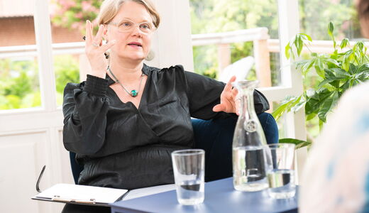 Dr. Astrid Gulba erklärt im Basecamp-Coaching etwas und gestikuliert dabei