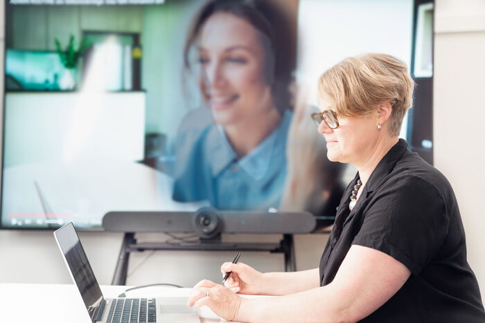 Dr. Astrid Gulba im Online-Coaching am Laptop, im Videogespräch mit einer Klientin