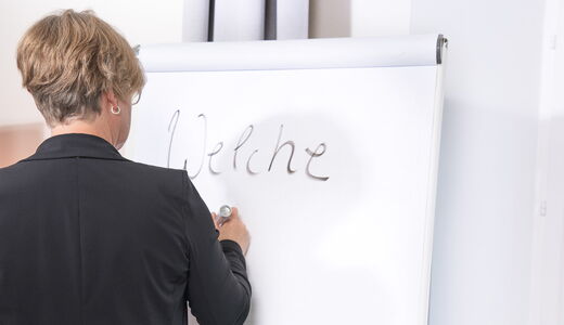 Dr. Astrid Gulba schreibt bei einer Potenzialanalyse ein Wort auf ein Flipchart