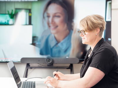 Dr. Astrid Gulba im Online-Coaching am Laptop, im Videogespräch mit einer Klientin